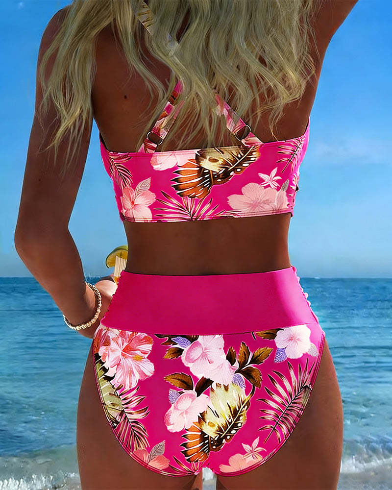 Kontrastní květinový bikini s výřezem