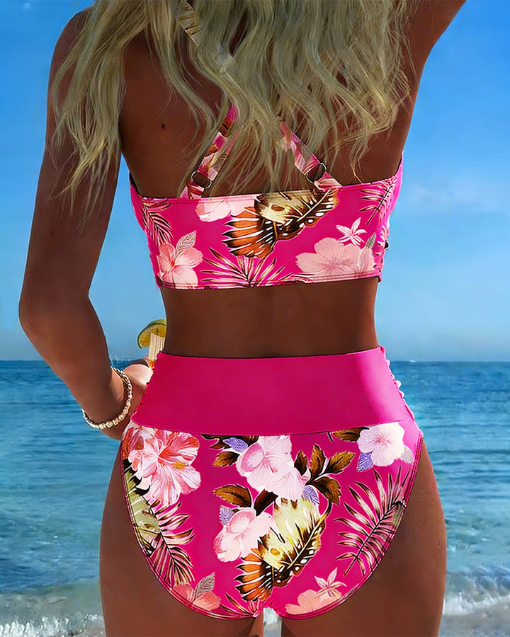 Kontrastní květinový bikini s výřezem