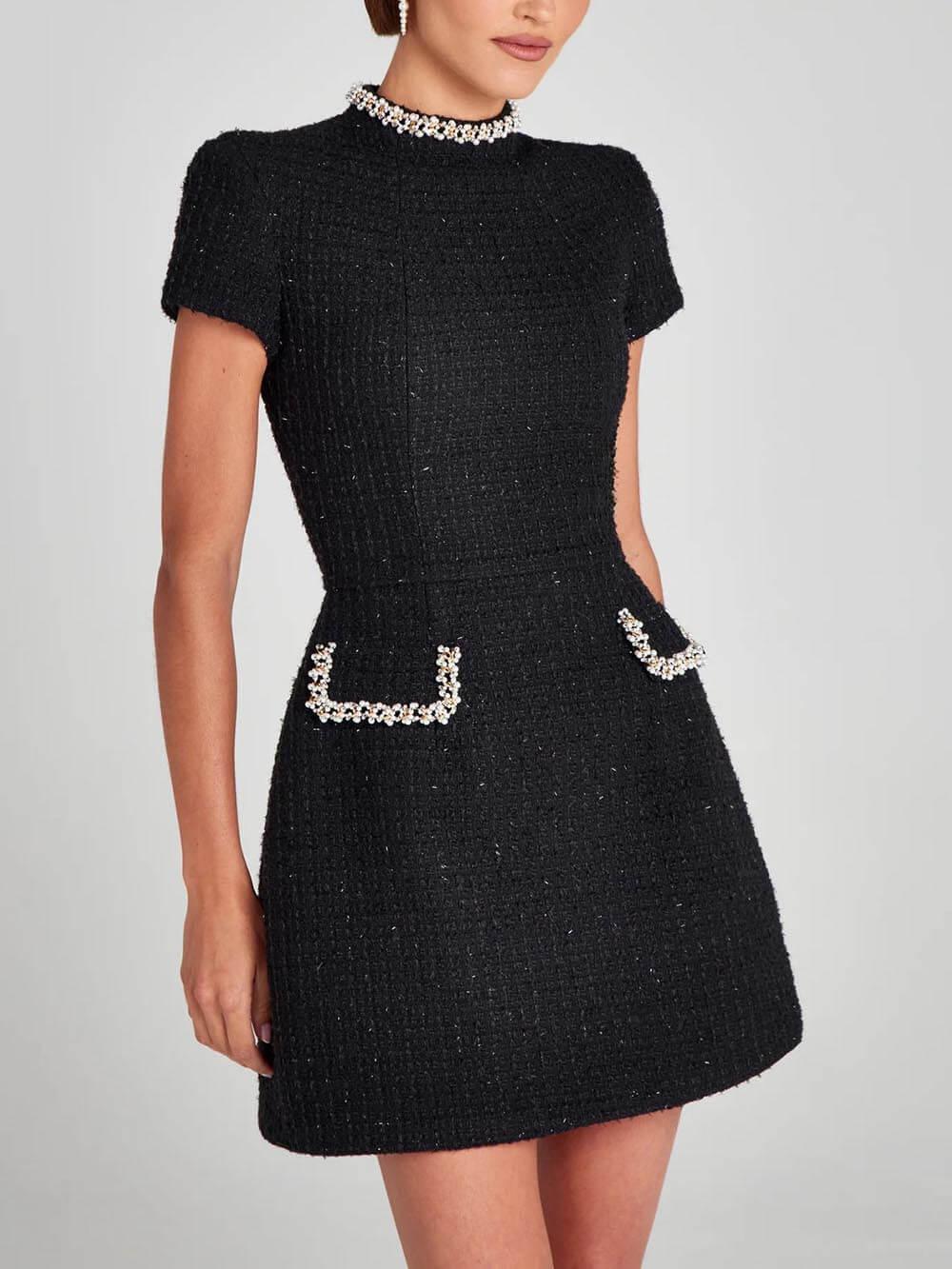 Mini Šaty s Kapsami a Perlovým Lemem, Elegantní a Hravé