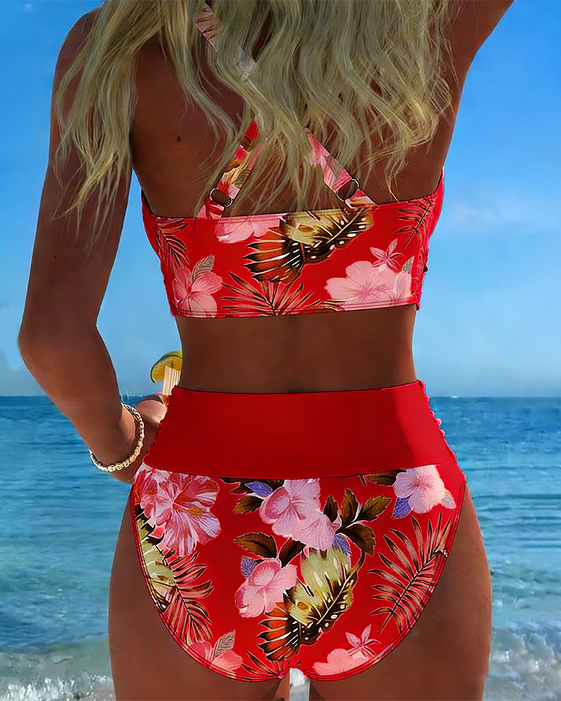Kontrastní květinový bikini s výřezem