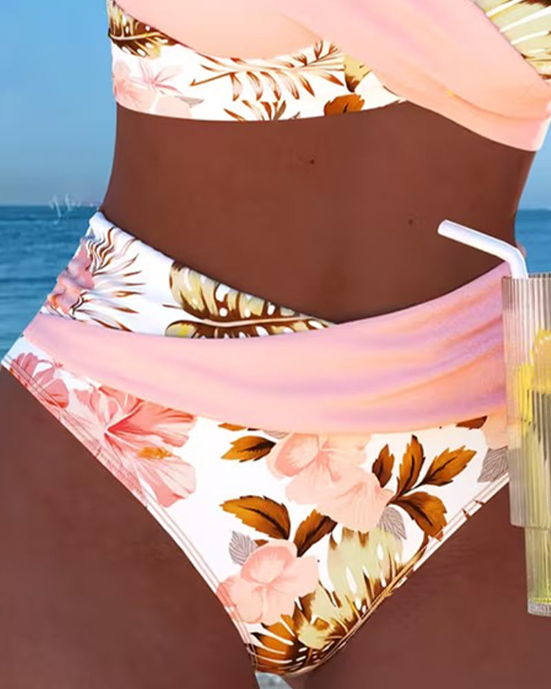 Kontrastní květinový bikini s výřezem