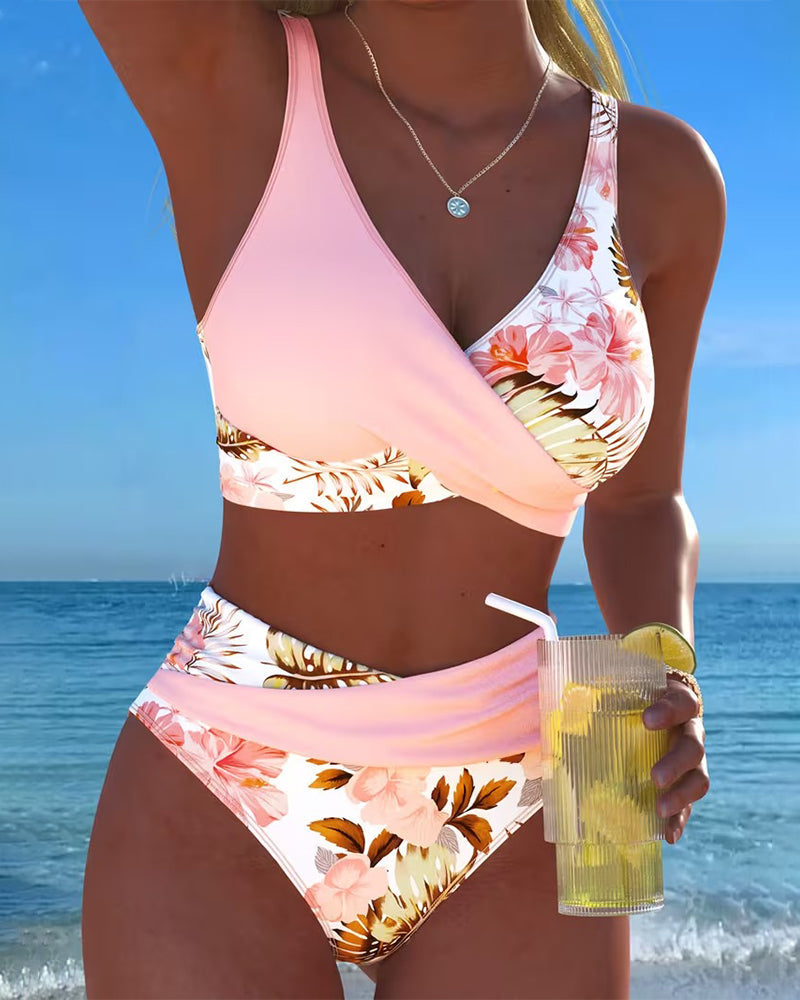 Kontrastní květinový bikini s výřezem
