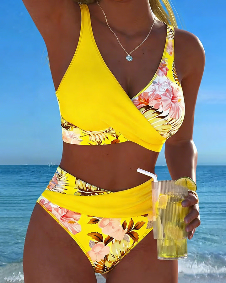 Bikini - Kontrastní květinový vzor a výřez