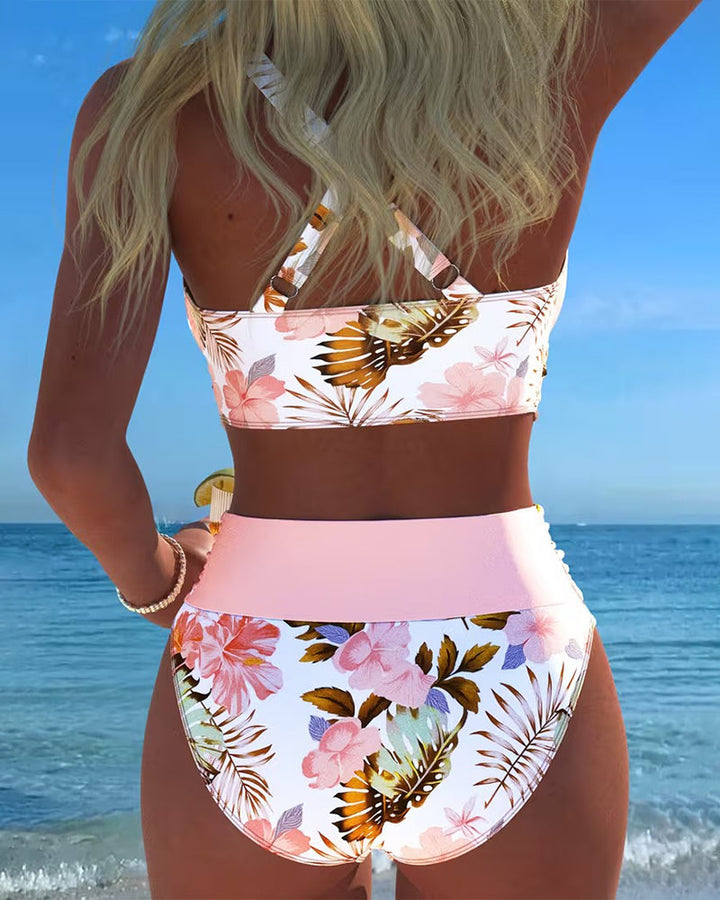 Kontrastní květinový bikini s výřezem