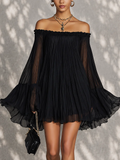 Černé Mini Šaty s Kroužkovými Rukávy a Off-shoulder Detaily